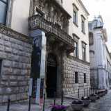 Dopo un centinaio di metri sulla destra ci imbattiamo nel cinquecentesco Palazzo della Marra: impossibile non notare il suo raffinatissimo balcone in stile barocco, curatissimo in ogni suo dettaglio. Dal 2007 � sede della pinacoteca De Nittis